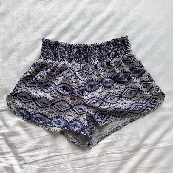 BLUE WHITE PATTERN SHORTS - Picture 3 of 3